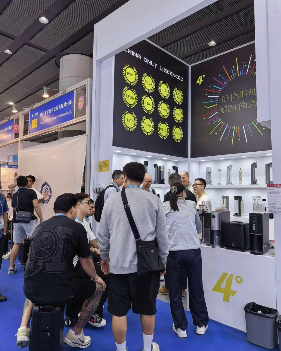 Visitors at the 4° booth